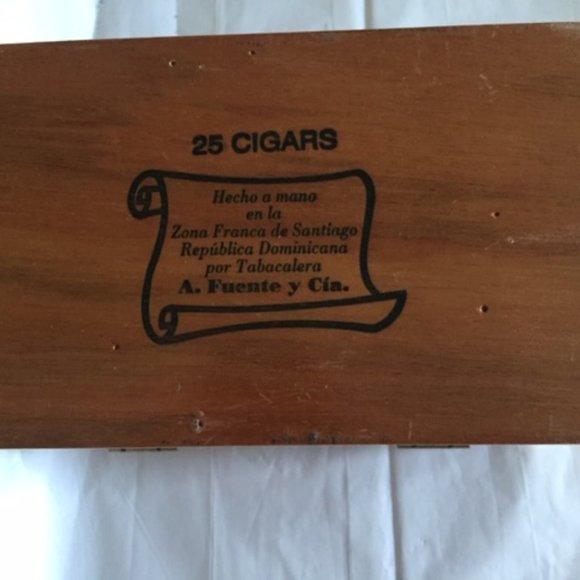 A Fuente Flor Fina 8-5-8 Cigar Box - Picture 5 of 9